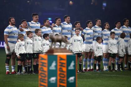 SYDNEY, AUSTRALIA - JULY 15: The Pumas sing their national anthem during The Rugby Championship match between the Australia Wallabies and Argentina at CommBank Stadium on July 15, 2023 in Sydney, Australia. (Photo by Jason McCawley/Getty Images)