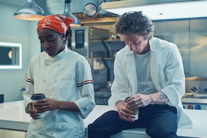 Sydney (Ayo Edebiri) y Carmy (Jeremy Allen White) en la cocina de El Oso; desde este miércoles 17 está disponible, completa, la temporada 3 por streaming