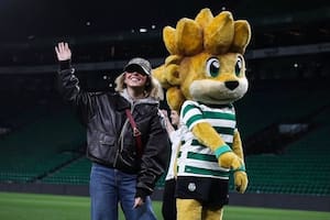 Sydney Sweeney apareció por sorpresa en el estadio del Sporting de Portugal y mostró su talento con la pelota