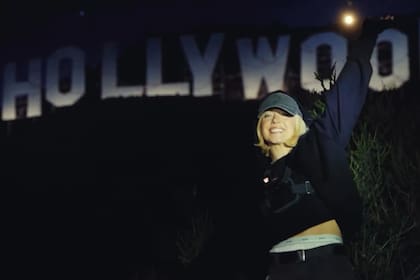 Sydney Sweeney frente al cartel de Hollywood, donde colgó corpiños