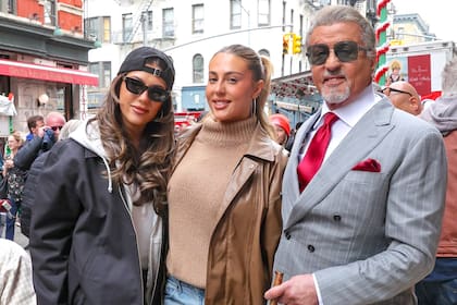 Sylvester Stallone fue soprendido por su esposa Jennifer Flavin y sus hijas Sistine Stallone y Sophia Rose Stallone en el set de la serie Tulsa King en Little Italy, Manhattan