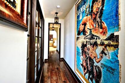 Un poster de la película Rambo en la mansión del actor