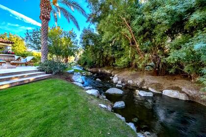 En el exterior, la propiedad se extiende en 1.820 metros cuadrados entre los que se distribuyen varias terrazas; una piscina y un spa y un arroyo que corre detrás de la casa