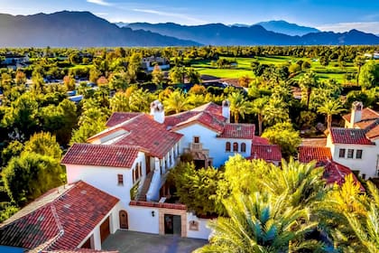 La vivienda fue construida en el año 2008. Su estilo toscano se destaca entre los 1.500 metros cuadrados cubiertos, que se distribuyen en sus dos plantas.
