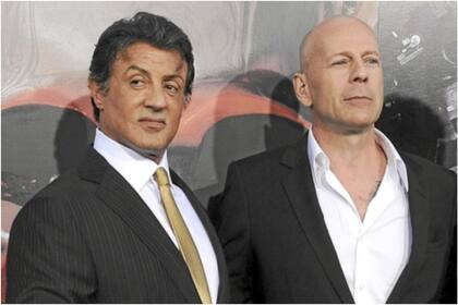 Sylvester Stallone y Bruce Willis en un evento de Los indestructibles