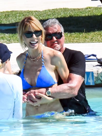 Sylvester Stallone y su esposa Jennifer Flavin se mostraron muy relajados y mimosos durante sus románticas vacaciones en Porto Cervo