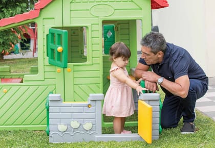"Sylvia, mi ex, prácticamente crío a nuestros hijos mientras yo laburaba como un loco. Por eso siento que hoy ser abuelo es una revancha que me da la vida", se confiesa el famoso locutor.