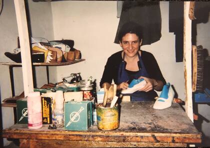 Sylvie Geronimi, en plena confección, en los inicios de su carrera.