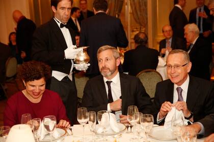 Julia Pomares, directora ejecutiva de Cippec, con Frigerio y Rodríguez Giavarini