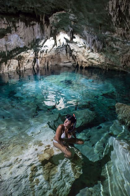 Taak Bi Ha es un cenote cerrado, una gran caverna con una laguna iluminada por reflectores y por un único haz de la luz natural que se filtra a través de un pequeño hueco.