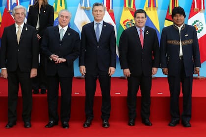 Tabaré Vázquez, de Uruguay, y Evo Morales, de Bolivia, en los extremos; ambos demoraron la exclusión de Venezuela del Mercosur en contra del deseo de Macri (en el centro, junto con Michel Temer y Horacio Cartes)