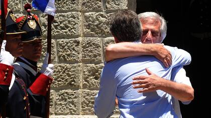 Tabaré y Macri sellaron su reencuentro con un abrazo