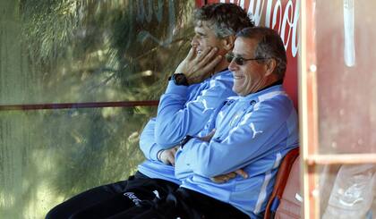 Tabárez atento a la primera práctica charrúa