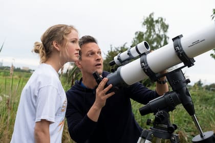 Tabitha Eliana Bateman y Josh Charles, como el dúo de padre e hija que aguardan en la Tierra