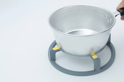 Tabla de cortar, cuchillo, olla,