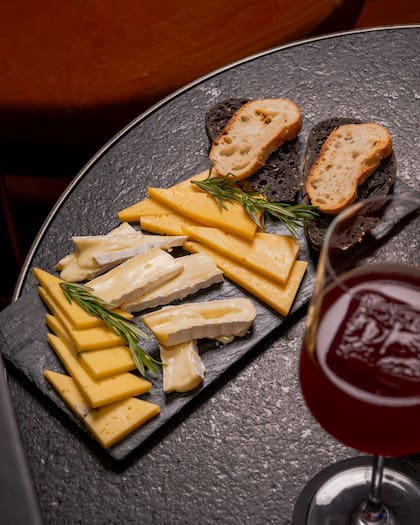 Tabla de quesos del bar Le Club Bacan, en el hotel Casa Lucia