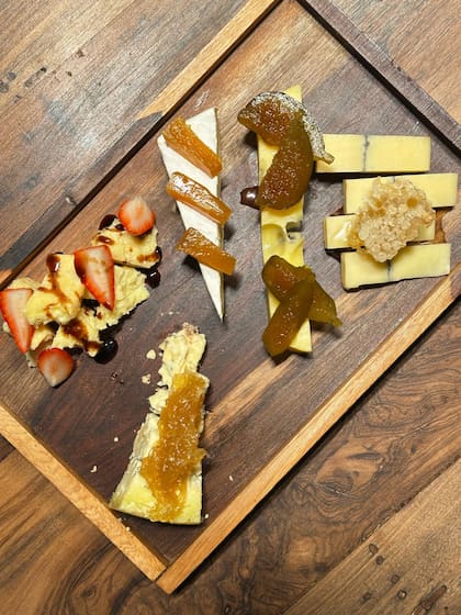 Tabla de quesos y dulces.