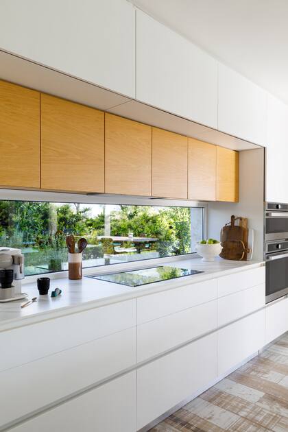 Tablas de madera (Vienede). Florero, tablas de mármol y contenedor de cerámica para los utensilios (todo de Philippa Deco Boutique). Textiles (Lote Propio). Piezas de cerámica artesanal (Antes Pella). Grifería y bacha (Franke)