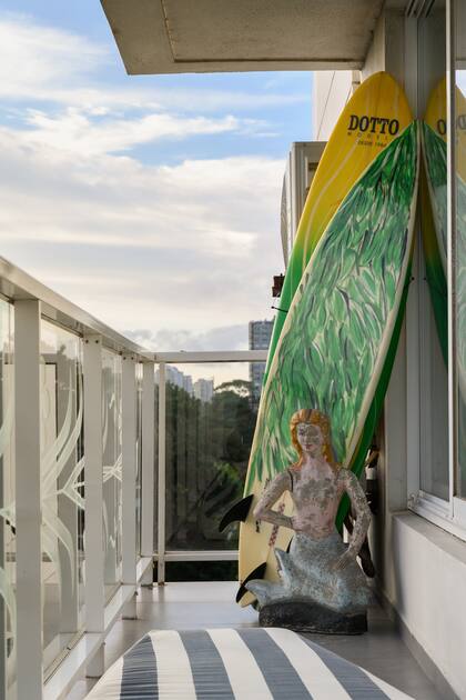 Tablas de surf y una sirena, en el balcón del departamento que da a la avenida Roosevelt.