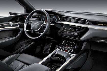 Tablero configurable de 12,3” y dos pantallas táctiles de 12,1” (infotainment, funciones de carga y configuraciones) y 8,6” (seteos de confort) para el Audi e-tron 55 quattro