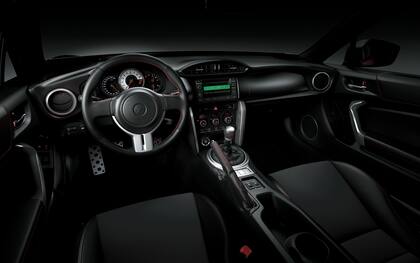 Tablero donde manda el cuentavueltas al medio. Volante de tres rayos y pedalera de aluminio