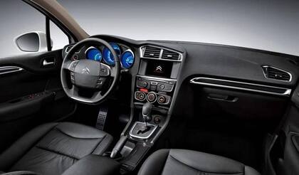 Tablero. Recupera el estilo tradicional de instrumentos redondos y volante sin centro fijo