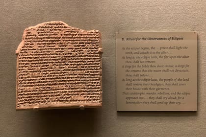 Tablilla con inscripción en babilónico con un ritual para la observancia de los eclipses. Mesopotamia, periodo seléucida
(aprox. siglo III-I a.C.)