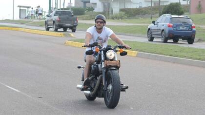 Tacho y su Harley, de paseo en Punta