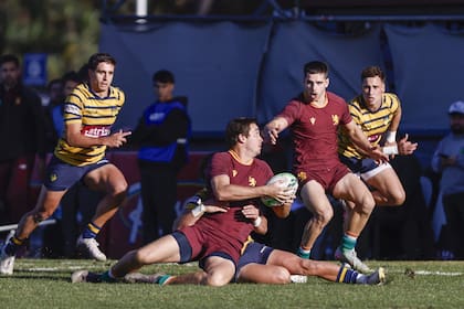Tackleado, Juan Bautista Daireaux va a descargar la pelota en Justo Ortiz Basualdo; Newman aventajó con consistencia a Regatas en Bella Vista y se sostuvo entre los de arriba, en una jornada en la que se rezagó SIC.