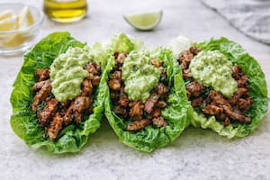 Tacos de lechuga con lomo y crema de palta