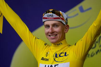 Tadej Pogacar en el podio con el maillot amarillo de líder general del Tour de Francia