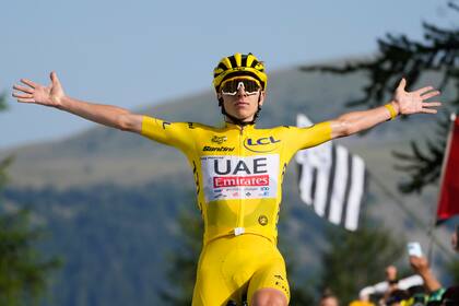 Tadej Pogacar es prácticamente el campeón del Tour de Francia; este domingo desfilará en París y disfrutará un nuevo festejo en la carrera más importante del ciclismo.