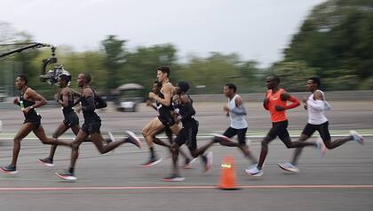 Tadese, Kipchoge y Desisa, con la cobertura de las liebres