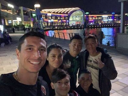 Tagliabúe junto a Mariana, su esposa, Facundo y Gustavo, sus hijos