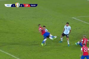 Tagliafico derribó a Vidal en el área y luego de la revisión de Wilmar Roldán en el VAR, cobró penal para Chile
