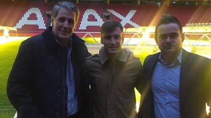 Nicolás Tagliafico junto con Overmars, en el estadio de Ajax, cuando el argentino actuó en el club de Países Bajos