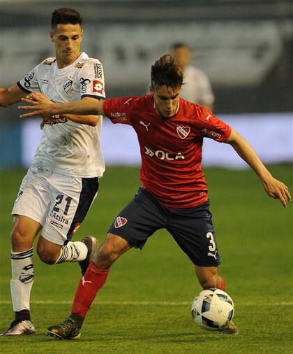 Tagliafico, que dio la asistencia para el gol de Rigoni, controla la pelota ante Da Campo