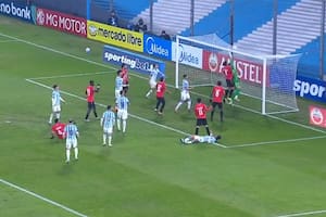 Dos grandes atajadas y un error: Tagliamonte pasa de de héroe a villano y Racing empata 2-2 con Caracas