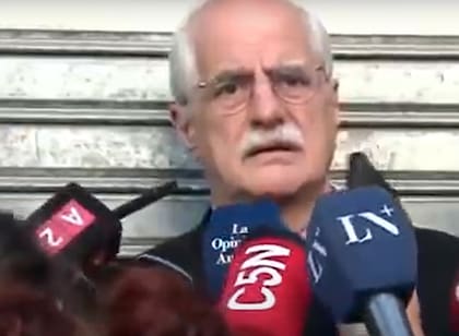 Taiana habló ante la prensa en las inmediaciones de la casa de Cristina Kirchner