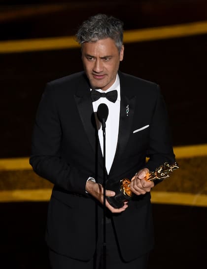 Taika Waititi agradece el premio Oscar al mejor guion adaptado por Jojo Rabbit