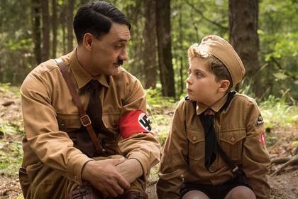 Taika Waititi y Roman Griffin Davis como el Hitler imaginario que acompaña en su aprendizaje al niño del título