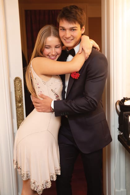 Taína con su hermano Tiziano, esquiador de elite.