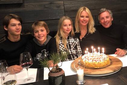 Antes de aterrizar en Milán, los Gravier-Mazza acompañaron a sus hijos varones en distintas competencias de esquí en los Alpes italianos. El 17 de febrero, Valeria festejó sus 47 años en la estación invernal de Cermis Cavalese.