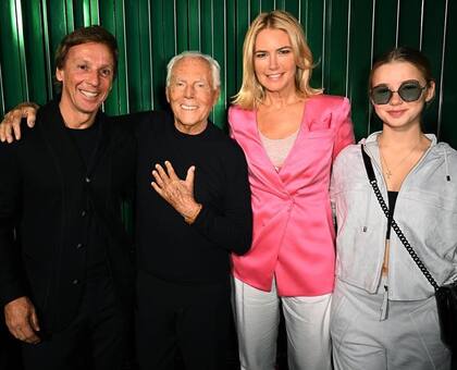 Taína Gravier junto a sus padres y Giorgio Armani
