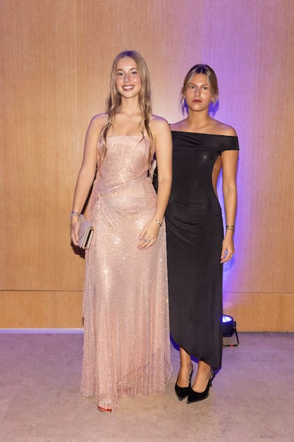 Taína impactó con un strapless con brillos de Joti Harriague y posó con su amiga, Mia Roca, que eligió un strapless de corte irregular y espalda descubierta