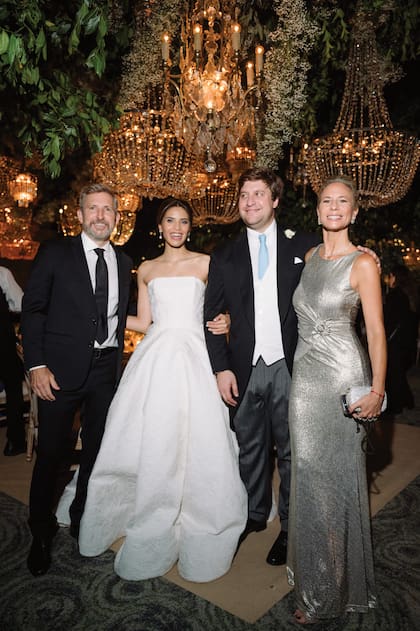 Taina y Georgie posan junto a Rogelio Frigerio y su mujer, Victoria Costoya.
