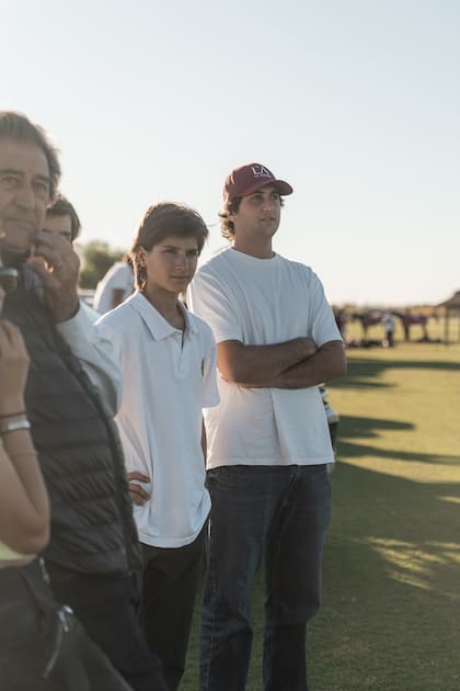 Taio Novillo Astrada con sus nietos "Cucho" Llavallol y Santos Novillo Astrada (con gorra de La Aguada), que hizo el throw in inicial en la cancha 7.