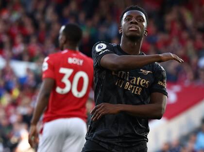 Taiwo Awoniyi festeja el gol de Nottingham Forest para la victoria ante Arsenal por la Premier League; la victoria por 1-0 le dio el título a Manchester City.