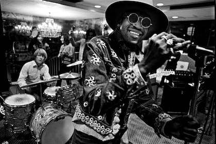 Taj Mahal y los Stones ensayando para The Rock and Roll Circus en el Londonderry Hotel, en 1968. “Era un entretenimiento familiar”, dice Russell acerca de la película. “Cuando él apareció en la puerta, Keith dio un salto, se acercó y lo abrazó. Algo que jamás había visto hacer a Keith”