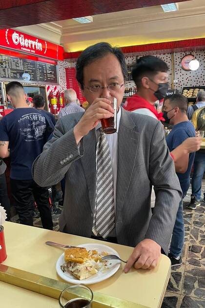 Takahiro Nakamae, comiendo pizza en Güerrín